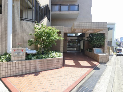【エントランス】 | ピアコート大倉山 | 東急東横線「菊名」駅徒歩12分、東急東横線「大倉山」駅平坦徒歩7分。
通勤時間の短縮でご家族と過ごす時間を増やす事が出来ます。