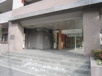 【エントランス】 | ビッグヴァン磯子汐見台 | JR京浜東北線・根岸線「磯子」駅徒歩18分、京急本線「屏風ヶ浦」駅徒歩23分、
道路向かいのバス停「広町」からは「上大岡」「根岸」「磯子」と多数の駅へ出る事が出来ます。