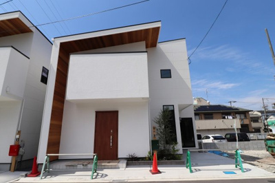 【外観】 | サンスクエア千里丘中　新築戸建て | 【同仕様、施工例】
外観は、パワーボード仕様♪
夏は、暑くなりすぎず
冬は、寒くなりすぎない
仕様となっております♪