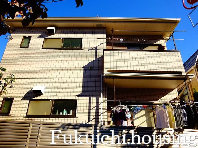 ファミーユ経堂の外観