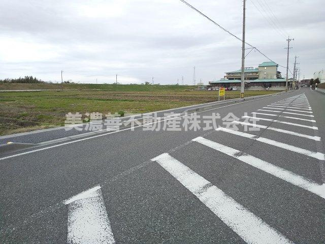 ５４６４７　瑞穂市宝江土地の前面道路含む現地写真