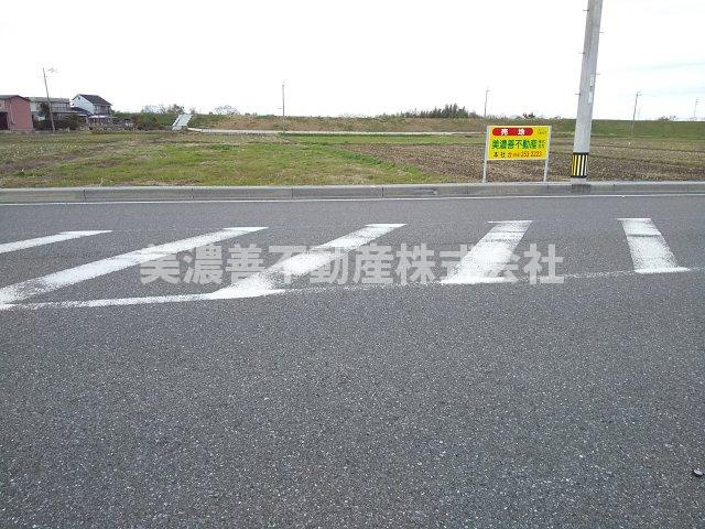 ５４６４７　瑞穂市宝江土地の前面道路含む現地写真