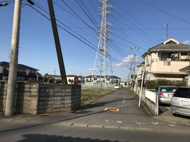 鴻巣市箕田の売地の前面道路含む現地写真|南東側道路を南西側から撮影