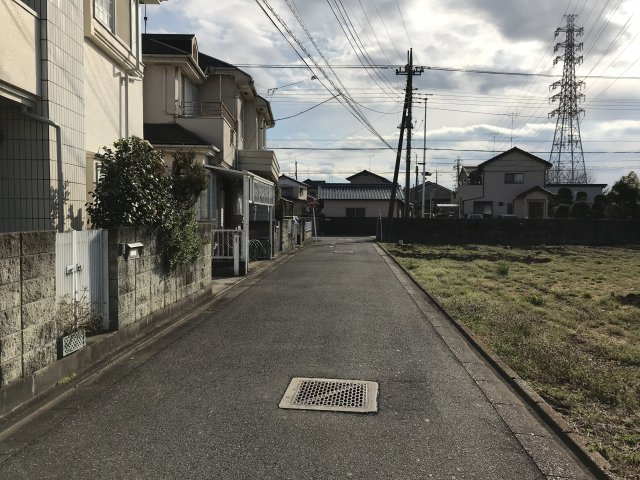 鴻巣市箕田の売地の前面道路含む現地写真|南道川道路を北東側から撮影