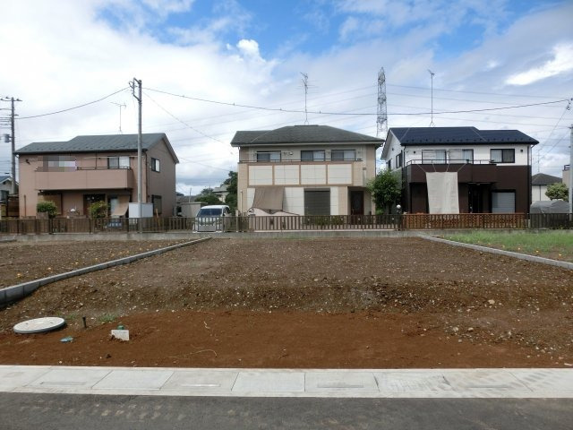 鴻巣市箕田の売地の前面道路含む現地写真|2020年9月3日時点でのＣ区画の土地全体を南東側道路から撮影した写真です。（11：30頃撮影）