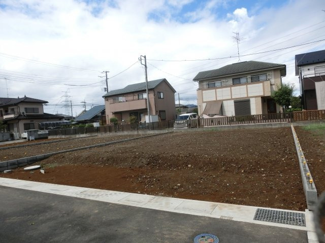 鴻巣市箕田の売地の前面道路含む現地写真|2020年9月3日時点でのＣ区画の土地全体を南東側道路から撮影した写真です。（11：30頃撮影）