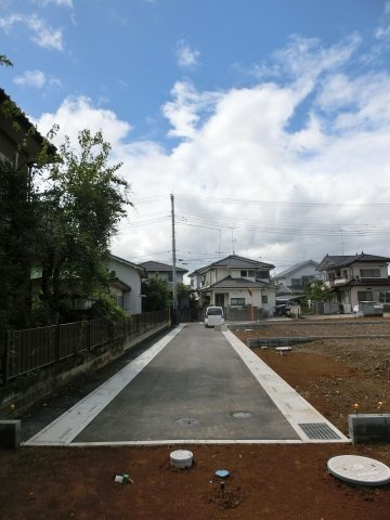鴻巣市箕田の売地の前面道路含む現地写真|2020年9月3日時点での南東道路を撮影した写真です。（12：00頃撮影）