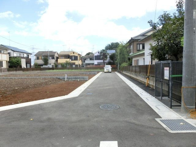 鴻巣市箕田の売地の前面道路含む現地写真|2020年9月3日時点での南東道路を撮影した写真です。（12：00頃撮影）