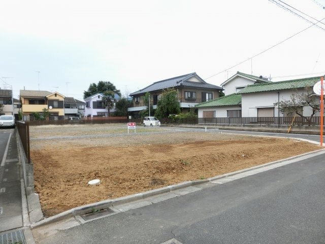 鴻巣市箕田の売地の外観|2020年9月3日時点での４区画全体を北西道路から撮影した写真です。（11:30頃撮影）