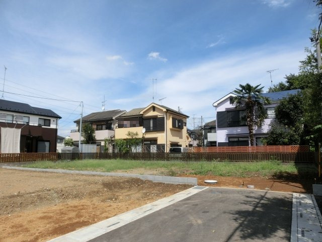 鴻巣市箕田の売地の前面道路含む現地写真|2020年9月10日時点でのＤ区画全体を開発道路の南東側から撮影した写真です。（12:00頃撮影）
