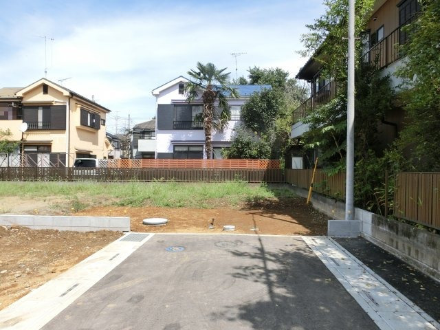 鴻巣市箕田の売地の前面道路含む現地写真|2020年9月10日時点での南東側から撮影した写真です。（12：00頃撮影）