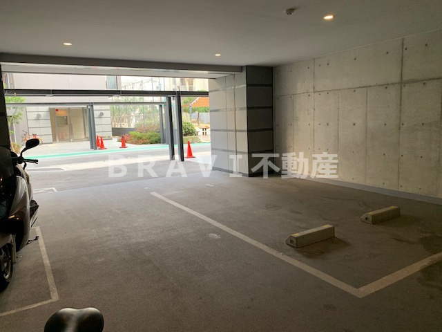 ミヤレジデンス西天満　BRAVI不動産の駐車場|【ミヤレジデンス西天満】駐車場があるので、車を買う予定の方も安心です