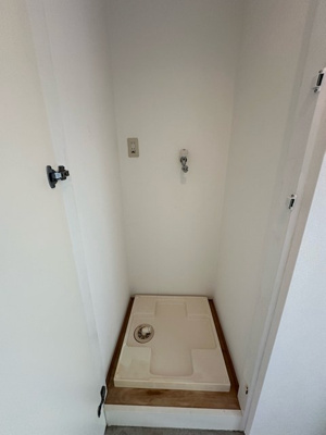 【設備】 | S･BLANC/エスブラン | 洋室8.2帖のお部屋にある室内洗濯機置き場です♪防水パンが付いているので万が一の漏水にも安心ですね♪扉を閉めれば生活感が消えてインテリアの邪魔になりません♪