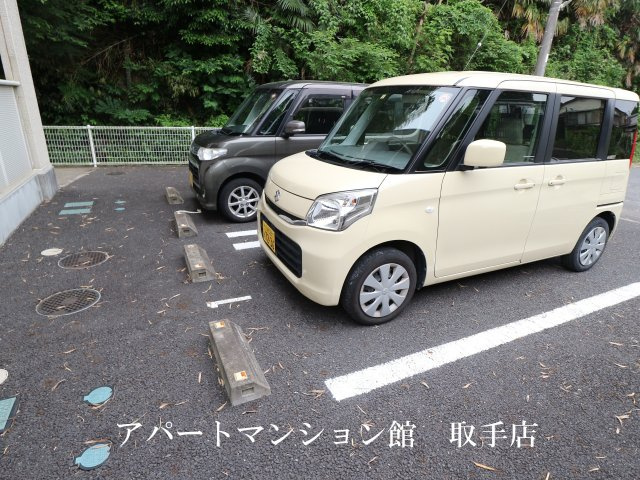シャロル白山の駐車場