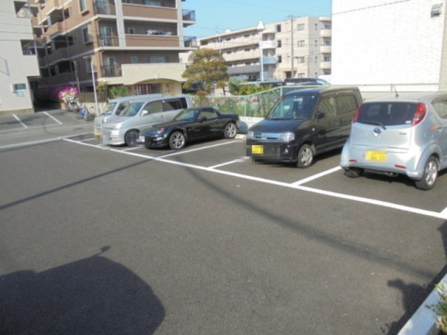 リブリ・ニソルの駐車場