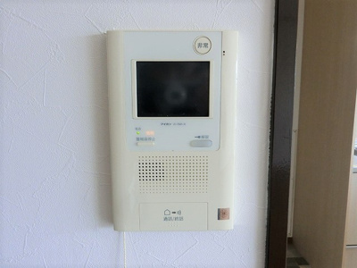 【外観】 | 箕面スカイハイツ | 【現地写真】 来訪者を確認できるTVモニター付きインターホン。安心感があります♪