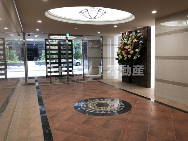 Luxe本町(ラグゼ本町）　BRAVI不動産のエントランス|【Luxe本町】ゆとりのあるエントランスです