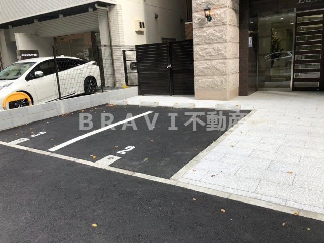 Luxe本町(ラグゼ本町）　BRAVI不動産の駐車場|【Luxe本町】駐車場に車を止められます