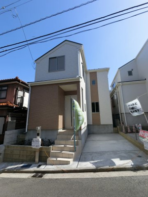 【外観】 | 南区六ツ川二丁目Ⅱ新築戸建2号棟 | 低層戸建が佇むエリアに完成した新築2階建戸建です。
2棟連なっており、外観色合いも優しいお色味を採用しております。