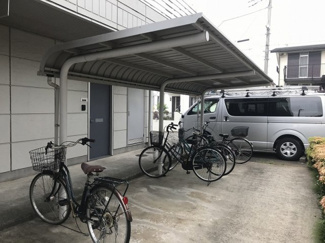 【その他共用部分】 | 屋根付きの駐輪場で雨が降っても大切な自転車が濡れなくてすみますね♪駅から自転車もおすすめです！