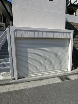 【駐車場】 | 南区六ツ川二丁目⑥中古戸建 | シャッター付きの地下駐車場です。
お車をお持ちの方も安心です。