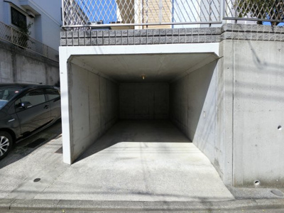 【駐車場】 | 南区六ツ川一丁目中古戸建 | 地下駐車場です。
お車をお持ちの方も安心です。