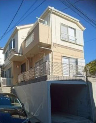 【外観】 | 南区六ツ川一丁目中古戸建 | 東南道路、日照・通風良好です。家事効率の良いL字型キッチン採用。
地下車庫付の4LDK♪