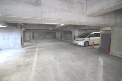 【駐車場】 | キャラット２１ | 車好きの方や小さなお子様がいらしゃる方、雨の日も濡れずに乗り降りも安心
