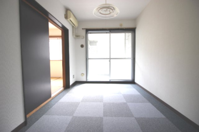 【洋室】 | キャラット２１ | 市松貼りにタイルカーペットを敷きました