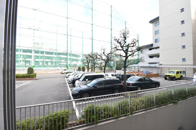 【駐車場】 | コープ野村江坂台 | 物件資料を、メールやご郵送にてお届けすることが可能です。また、お客さまのご不明な点がありましたら、お気軽に弊社スタッフまでお聞きくださいませ。