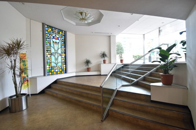 【エントランス】 | コープ野村江坂台 | ステンドグラスが綺麗な玄関口です。