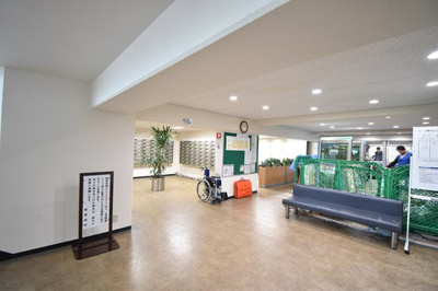 【その他共用部分】 | コープ野村江坂台 | 広くて明るいロビーです。管理人室や集会所があります。