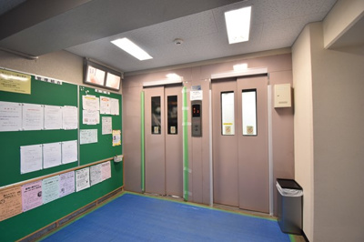 【エントランス】 | コープ野村江坂台 | 防犯モニター付きのエレベーターが2基あります。