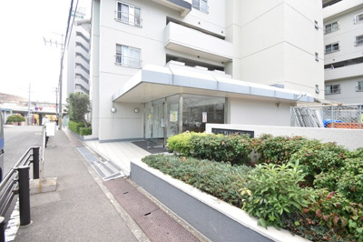 【その他共用部分】 | コープ野村江坂台 | メインエントランスの隣にはスロープもあるのでベビーカーや車いすでの移動もスイスイです。