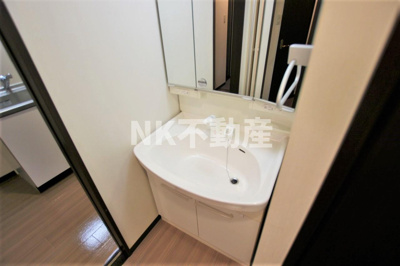 【洗面所】 | コンフォートエヌズ（吉田賃貸） | ゆったりとスペースのある洗面所