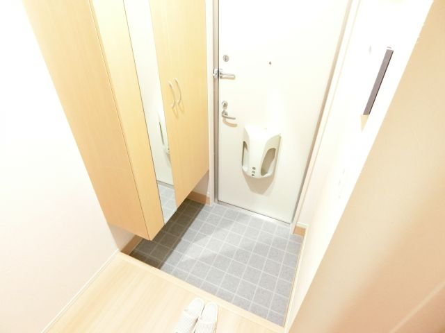 クリスタルハイツ原山台の玄関