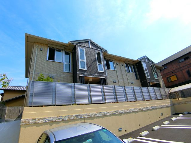 クリスタルハイツ原山台の外観