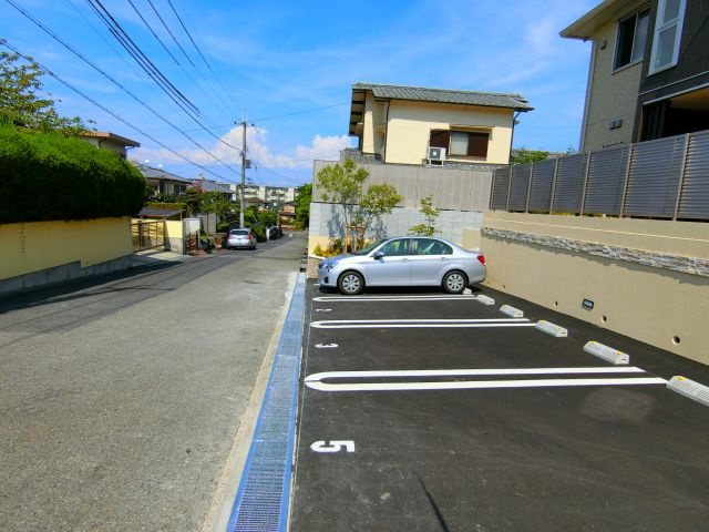 クリスタルハイツ原山台の駐車場