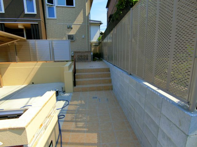 クリスタルハイツ原山台のエントランス