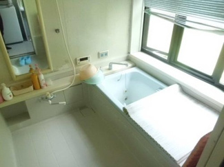 【浴室】 | 安中市松井田町行田　中古戸建 | 大型の浴槽に浸かって日頃の疲れを癒して頂く事が出来ますね♪