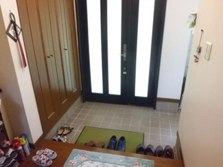 【玄関】 | 安中市松井田町行田　中古戸建 | シューズBOXのある広々とした玄関です！ 