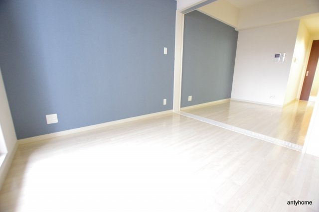 ルクレ新大阪レジデンス　仲介手数料無料の居間・リビング