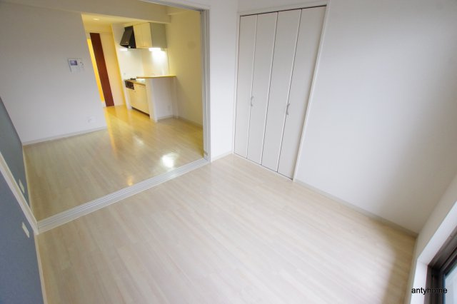 ルクレ新大阪レジデンス　仲介手数料無料の居間・リビング