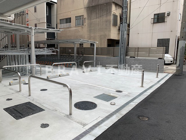 アーバネックス真田山　BRAVI不動産の駐車場|【アーバネックス真田山】車をお持ちの方に嬉しい駐車場付きの物件です