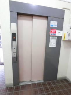 【その他共用部分】 | お買い物時やベビーカーの出し入れに便利なエレベーター付。