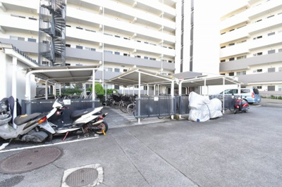 【その他共用部分】 | エクセレンス横浜 | バイク置場スペースです。
月額500円～1,500円（空き状況は担当者までご確認ください。）