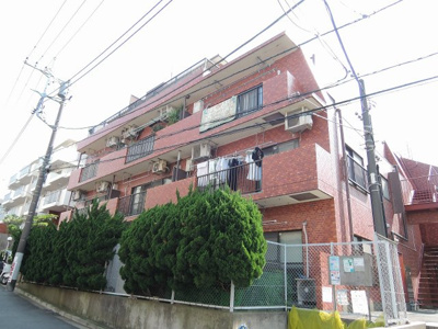 【外観】 | ライオンズマンション金沢文庫 | 4階最上階・角部屋、48.21平米の開放感溢れるルーフバルコニー付です。
ユーコープ・ファミリーマートまで徒歩5分とお買物に便利です♪