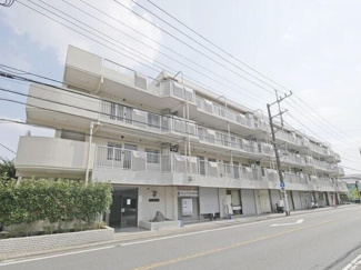 【外観】 | 前面に建物が無く、陽当たり・眺望・風通し良好です。
快適な暮らしを守る「TVモニター付インターホン」を新規設置。