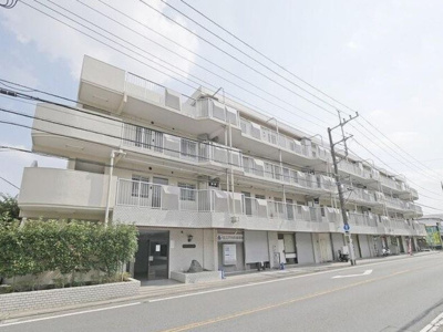 【外観】 | サンコート中山 | 前面に建物が無く、陽当たり・眺望・風通し良好です。
快適な暮らしを守る「TVモニター付インターホン」を新規設置。