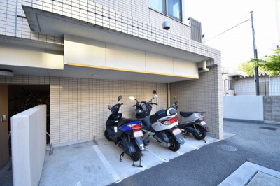 【その他共用部分】 | イニシア馬込 | 屋外の屋根付きバイク置場。